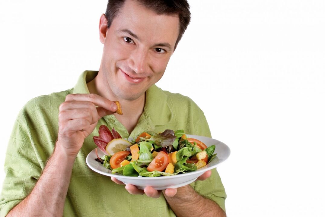 Човекот јаде салата од зеленчук за потенција